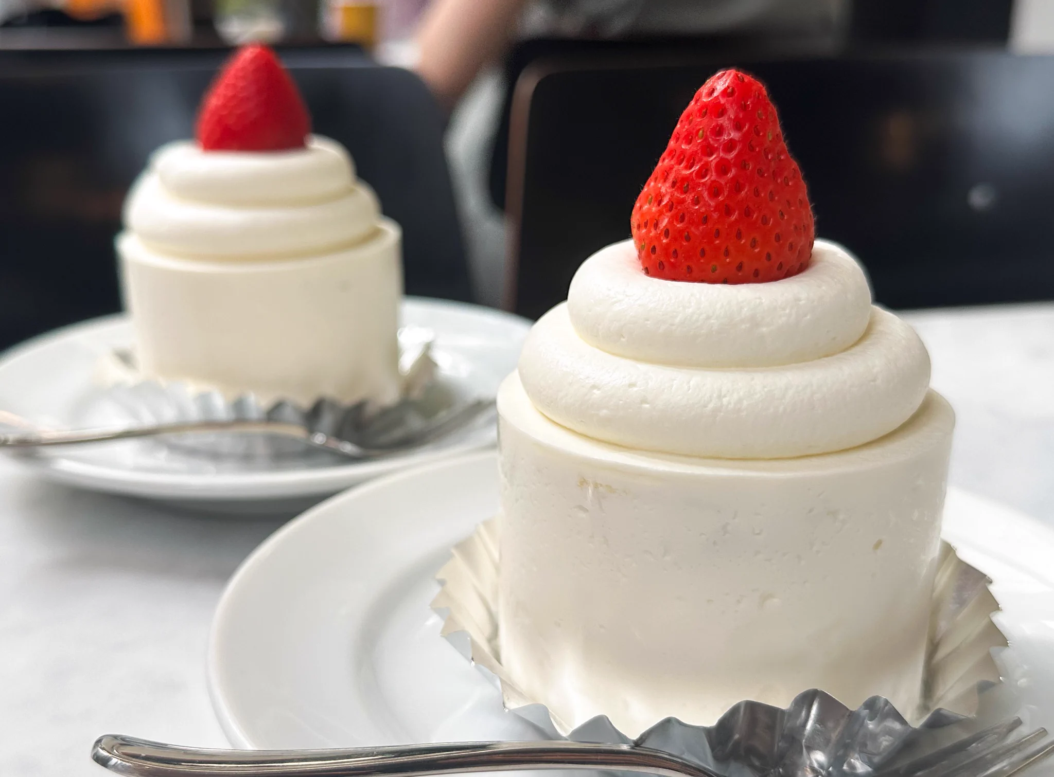 ショートケーキが丸い！表参道にあるお店のいちごのショートケーキは、丸みを帯びたクリームに巻かれた丸みのあるケーキだった！