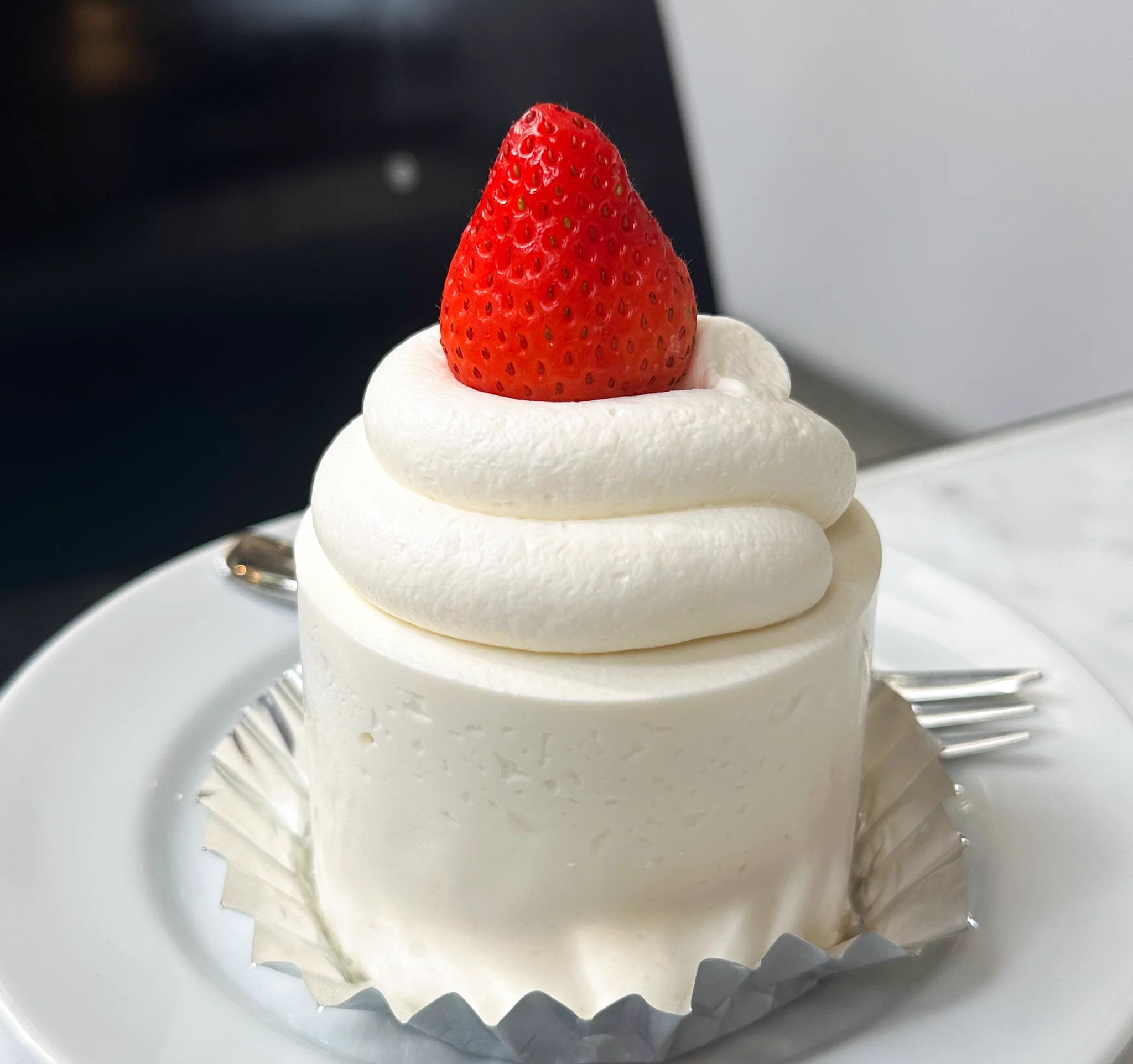 ショートケーキが丸い！表参道にあるお店のいちごのショートケーキは、丸みを帯びたクリームに巻かれた丸みのあるケーキだった！
