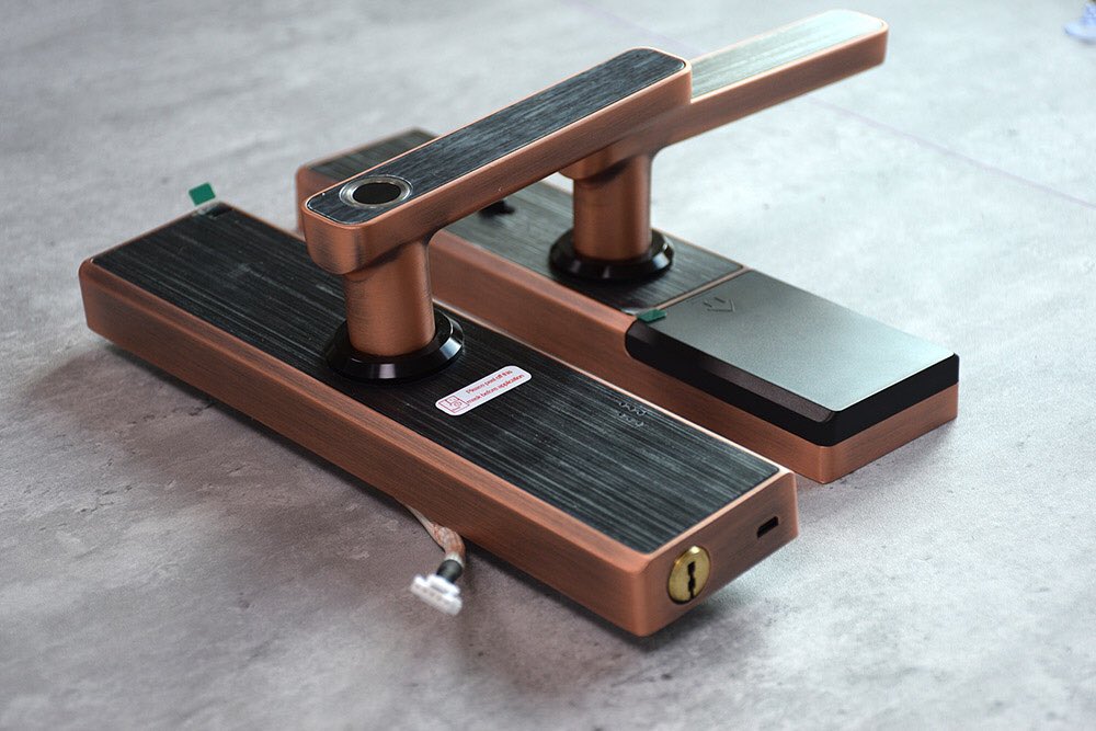 Tuya Wi-Fi smart door lock 
Red bronze 
Mortise: Single latch or 5050 or 4085,6085, 5072, KS etc.
#smartdoorlock #wifidoorlock #tuyawifi #tuyasmart #tuyaapp #tuyaproducts #digitaldoorlock #wifilock #doorlock #smartlock #lock #digitallock #applock #fingerprintlock #passwordlock