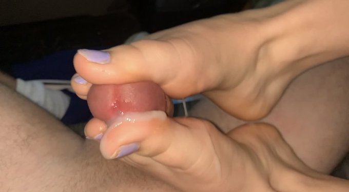 When it&rsquo;s her first time doing foot stuff and she gives you back to back FJs 😍😮&zwj;💨 (vids on my OF🤭)  Is