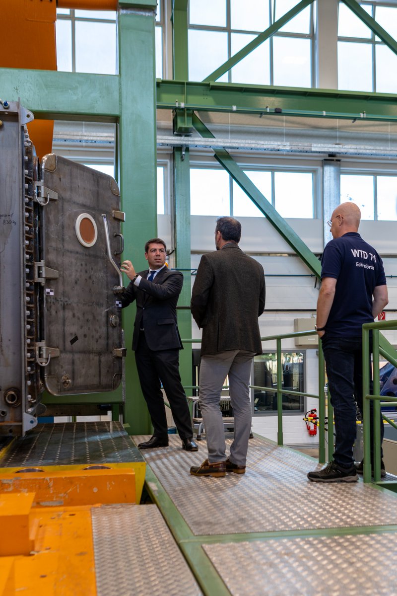 Der Parlamentarische Staatssekretär @ThomasHitschler überzeugte sich gestern in #Kiel über die Leistungsfähigkeit der #WTD71 im Bereich der maritimen #Forschung &amp; #Erprobung. Er informierte sich über tieffrequente Schleppsonare &amp; über das Schock- und Vibrationszentrum.
