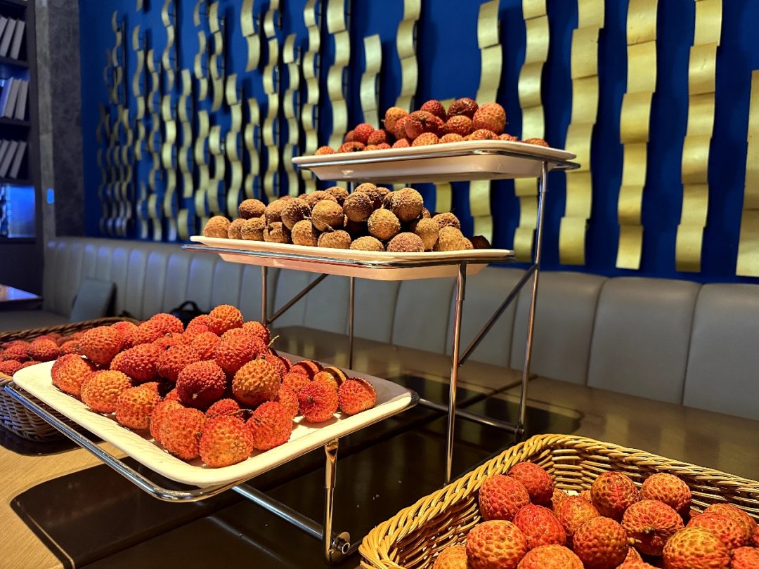 bao_EZ's tweet photo. https://t.co/eTL7Ldpjr2 The first Conghua Litchi Festival was held in Phnom Penh, the capital of Cambodia. With the support of the Lanmei airlines logistics chain, it only takes 30 hours from picking in China to consumers in Cambodia. https://t.co/rfYfCAoYHP