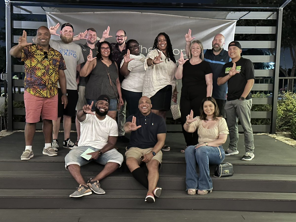 sacarpenter6285's tweet photo. I literally could not ask for a better group of people with whom I can grow and develop!!! @MrCoachReed @LMSAPCarruth @ELACoachArline @TechCoachKing @MsWestLMS @MrDiate @LMS_Hawks #iTeachLMS #middleschool #HawksSoar https://t.co/xkidlPNasG