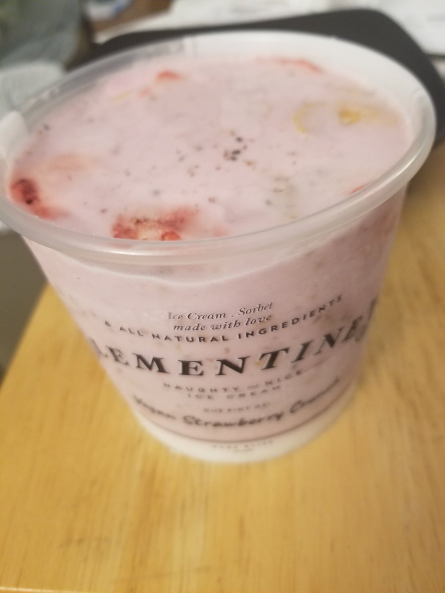 @ClementinesSTL has a vegan strawberry crunch that tastes like Special K with strawberries and a touch of coconut! 😍