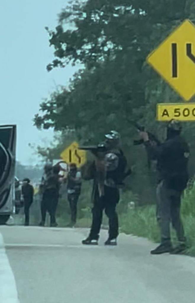 🆘#LEVANTÓN  / Hombres armados se llevan a trabajadores administrativos del Cuartel Llano San Juan, de la SSyPC.
@ssypcchiapas  <a href="/CiberneticaChis/">Guardia Estatal Cibernética Chiapas</a>  Info Y FOTOS AQUÍ: n9.cl/lm298