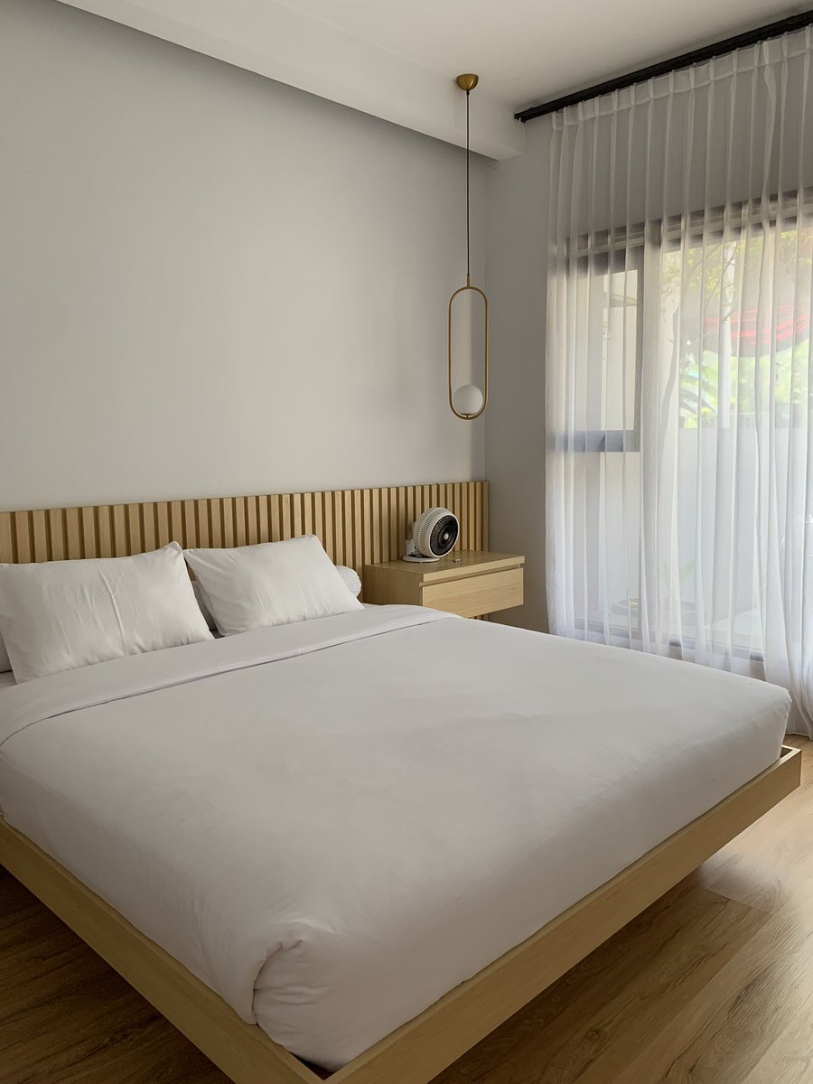 ellyaqul's tweet photo. Jadi weekend kmrn sempet staycation sama sepupu2 di daerah dkt Lembang, Bandung. Karena ramean tp nanggung, kalo nginep hotel kan kurang seru gitu, akhirnya nyari2 villa dan ketemu villa mungil ini tp fasilitasnya lengkap banget di Lembang, cocok buat 4-6 orang dan ada poolnya! https://t.co/KslP9giZI9