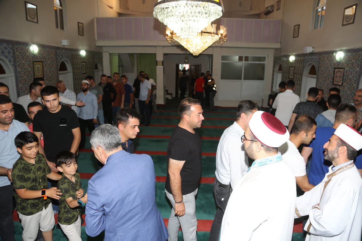 TunceliValiligi's tweet photo. Valimiz Sayın Mehmet Ali Özkan, bayram namazı sonrası kamu görevlilerimiz ve vatandaşlarımızla bayramlaştı.

#Tunceli
Tunceli https://t.co/Jq9djSThyL