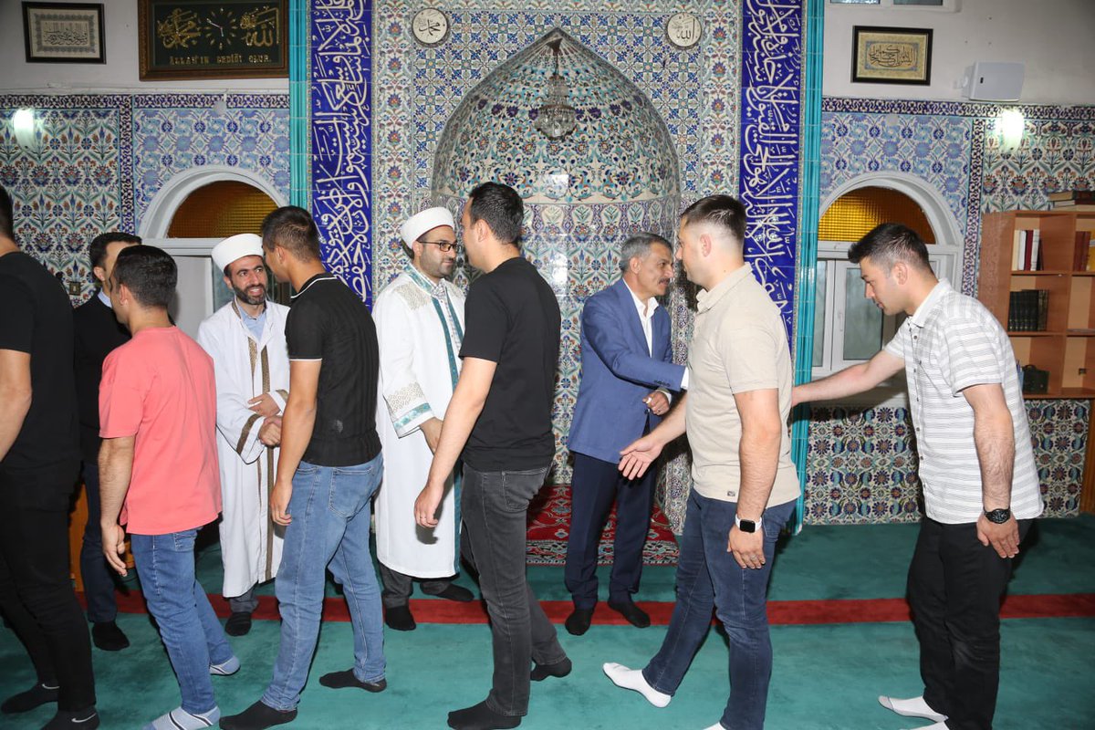 TunceliValiligi's tweet photo. Valimiz Sayın Mehmet Ali Özkan, bayram namazı sonrası kamu görevlilerimiz ve vatandaşlarımızla bayramlaştı.

#Tunceli
Tunceli https://t.co/Jq9djSThyL