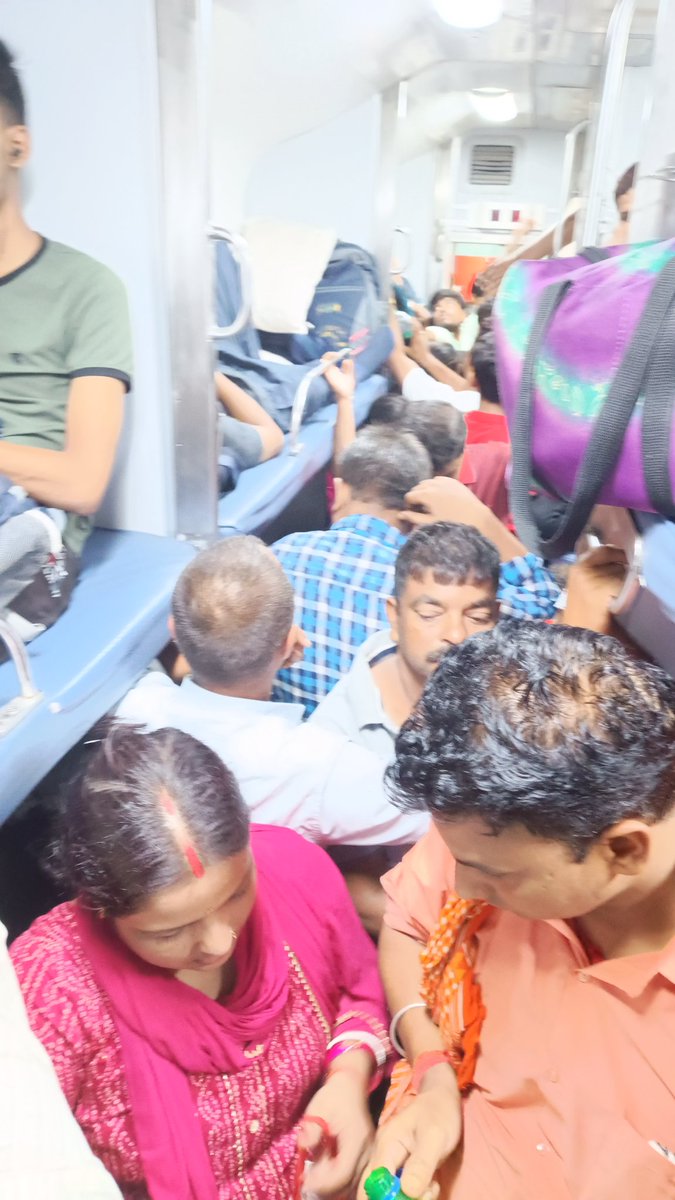 One of the coach here is 3AC and rest are reserved sleeper coaches.

Help @AshwiniVaishnaw ji to identify which one is the 3AC coach. 🤡