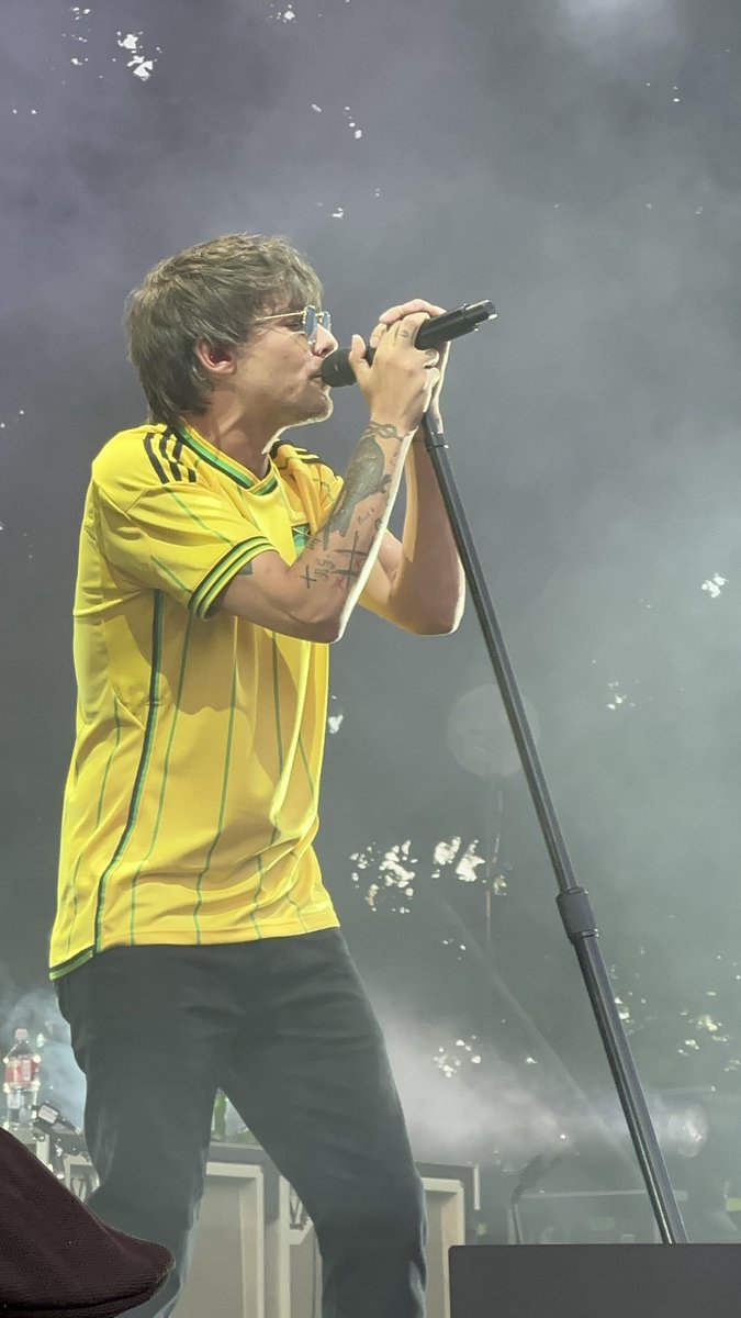 HLDTour's tweet photo. Louis wearing sunglasses on stage! 
#FaithInTheFutureTroutdale 
6.27.23

📸: AdoreTheBrave28 https://t.co/A5eRvLqNeO