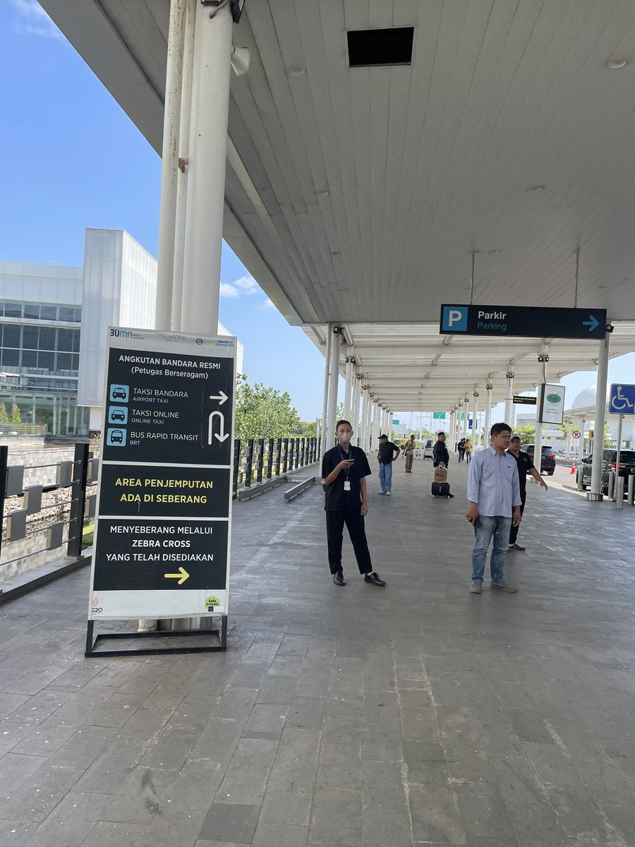 adriansyahyasin's tweet photo. Akses bus kota ke bandara itu hal yang sangat lazim di banyak kota besar di dunia

Dan seharusnya ia juga lazim di Indonesia, tapi kenyataannya tidak. Saat ini baru segelintir kota di Indonesia yg punya seperti Solo, Denpasar, Makassar, dan Semarang yg hari ini baru saya coba

Bagus sekali aksesnya di depan Terminal persis. Cukup dengan Rp4000 sudah bisa lanjut dari Bandara ke seantero Semarang

Semoga rencana Transjakarta ke SHIA nanti bisa membawa konektivitas yang serupa ke seluruh Jakarta