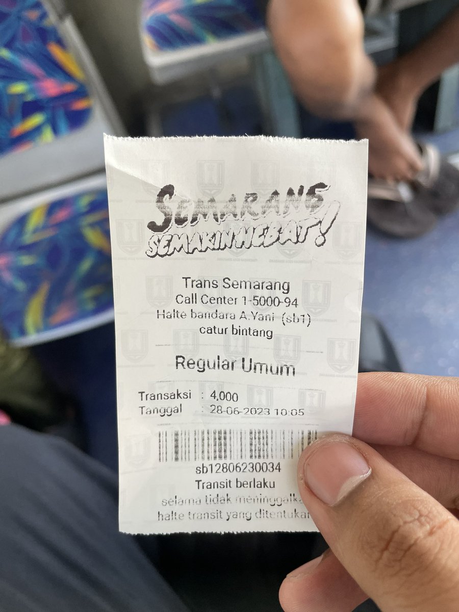 adriansyahyasin's tweet photo. Akses bus kota ke bandara itu hal yang sangat lazim di banyak kota besar di dunia

Dan seharusnya ia juga lazim di Indonesia, tapi kenyataannya tidak. Saat ini baru segelintir kota di Indonesia yg punya seperti Solo, Denpasar, Makassar, dan Semarang yg hari ini baru saya coba

Bagus sekali aksesnya di depan Terminal persis. Cukup dengan Rp4000 sudah bisa lanjut dari Bandara ke seantero Semarang

Semoga rencana Transjakarta ke SHIA nanti bisa membawa konektivitas yang serupa ke seluruh Jakarta