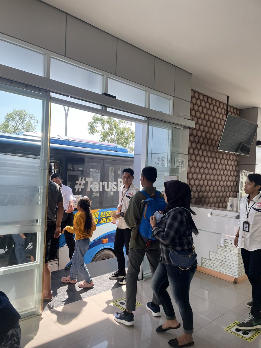 adriansyahyasin's tweet photo. Akses bus kota ke bandara itu hal yang sangat lazim di banyak kota besar di dunia

Dan seharusnya ia juga lazim di Indonesia, tapi kenyataannya tidak. Saat ini baru segelintir kota di Indonesia yg punya seperti Solo, Denpasar, Makassar, dan Semarang yg hari ini baru saya coba

Bagus sekali aksesnya di depan Terminal persis. Cukup dengan Rp4000 sudah bisa lanjut dari Bandara ke seantero Semarang

Semoga rencana Transjakarta ke SHIA nanti bisa membawa konektivitas yang serupa ke seluruh Jakarta