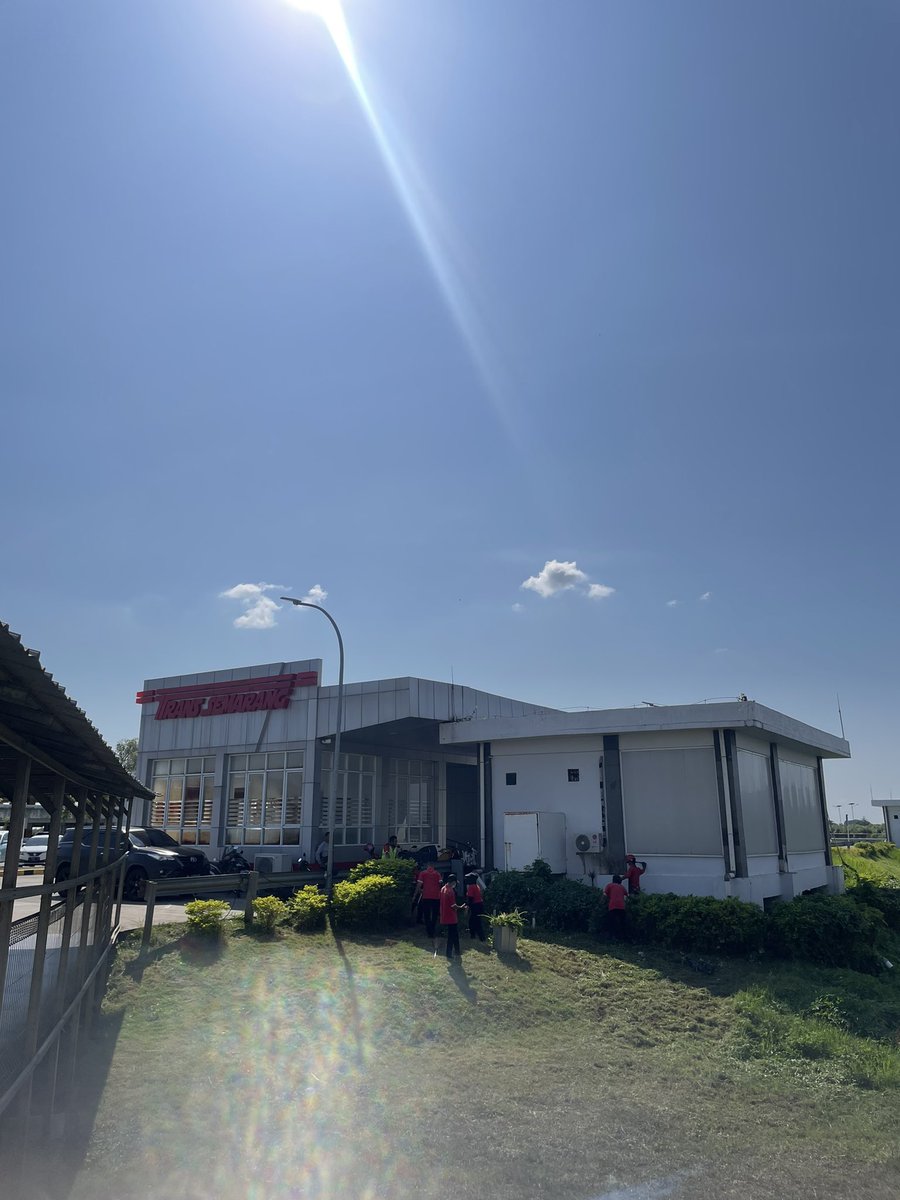 adriansyahyasin's tweet photo. Akses bus kota ke bandara itu hal yang sangat lazim di banyak kota besar di dunia

Dan seharusnya ia juga lazim di Indonesia, tapi kenyataannya tidak. Saat ini baru segelintir kota di Indonesia yg punya seperti Solo, Denpasar, Makassar, dan Semarang yg hari ini baru saya coba

Bagus sekali aksesnya di depan Terminal persis. Cukup dengan Rp4000 sudah bisa lanjut dari Bandara ke seantero Semarang

Semoga rencana Transjakarta ke SHIA nanti bisa membawa konektivitas yang serupa ke seluruh Jakarta