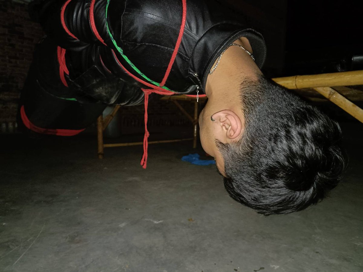 ห้อยมันไว้จะได้ไม่หนี😏😏
#เอ้าดอร์ #outdoor  #ทาสชาย #ทาสออนไลน์ #ทาสหานาย #ทาสหมา #master #slave #bdsmِ #ทาสเท้า #ทาสตีน #ดมรองเท้า #cumcontrol