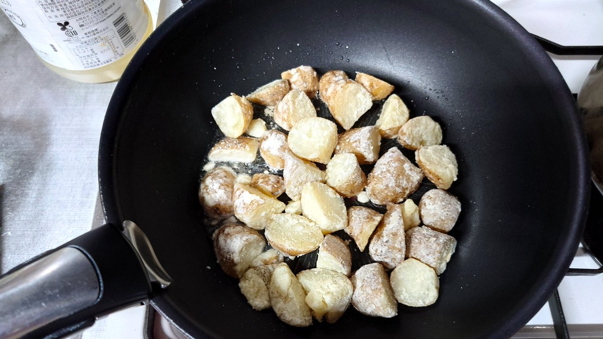 エビチリソースでチリポテトを作ってみました！！お酒にも米にも合う感じ！！うまい！！！#おうちごはん　#料理好きな人と繋がりたい https://t.co/0BXKinBMwt