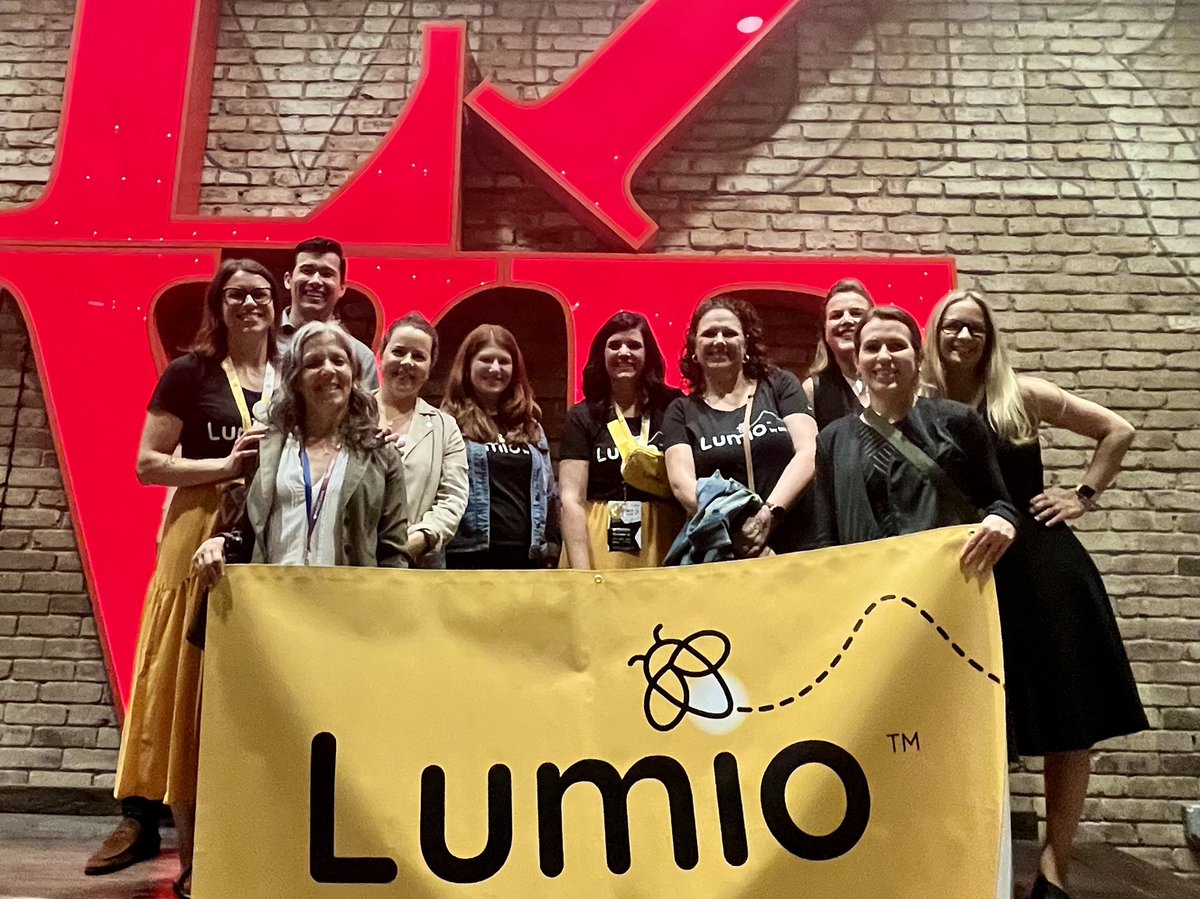 Lumi-oOooOoooO in the house!  
So much fun at #etk23! Amazing talent tonight!!! 🎙️

#EdTechKaraoke ⁦@EdtechKaraoke⁩ #golumio