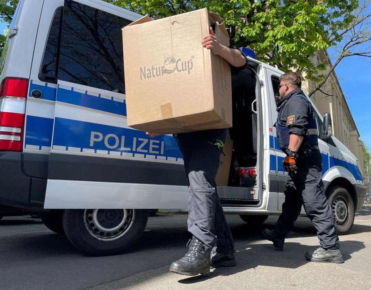 MafiaExposed's tweet photo. DIVERSIFY OR DIE. Italian and German police arrested 32 people in a crackdown targeting the ’Ndrangheta’s illicit trade in real estate, catering, livestock, produce, video gambling, and drugs. https://t.co/voLgQFlNhg
#Ndrangheta #Mafia #Calabria #Stuttgard #truecrime #antimafia https://t.co/O0DPB3NwAO