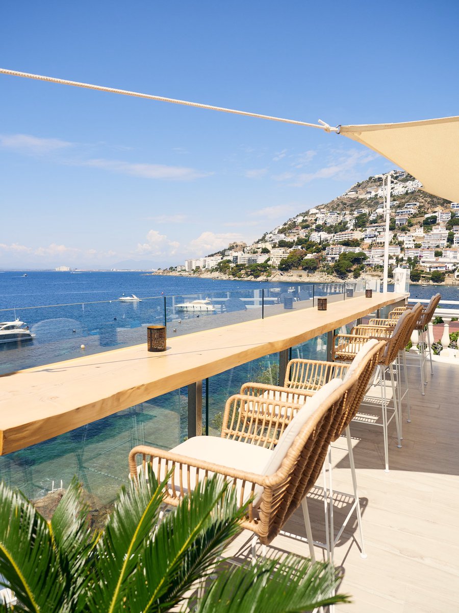 Can views get any better than this? 🌅🤩 
Views from our new bar top right over the Mediterranean Sea 🌊 

#hotelvistabella #bluebar #visitroses #incostabrava #aroses #spectacularview #amazingplaces #mediterranean #bestbars