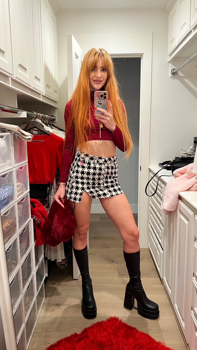 littleDdragonbb's tweet photo. What should I wear? 😙 https://t.co/gHEhyIf7CJ