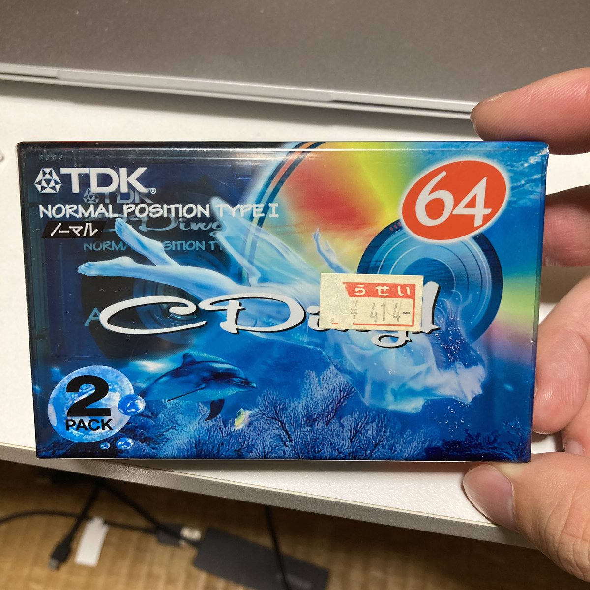 NabeSun_E's tweet photo. 久しぶりに寄ったハードオフでカセットテープを見つけました✨

このイルカデザインのCDingはハイポジの方がよく見かける気がしますし、自分もハイポジの方が印象に残っています

ちなみに550円でした🙄

#ハードオフ 
#カセットテープ 
#TDK https://t.co/fzFAFke9wJ