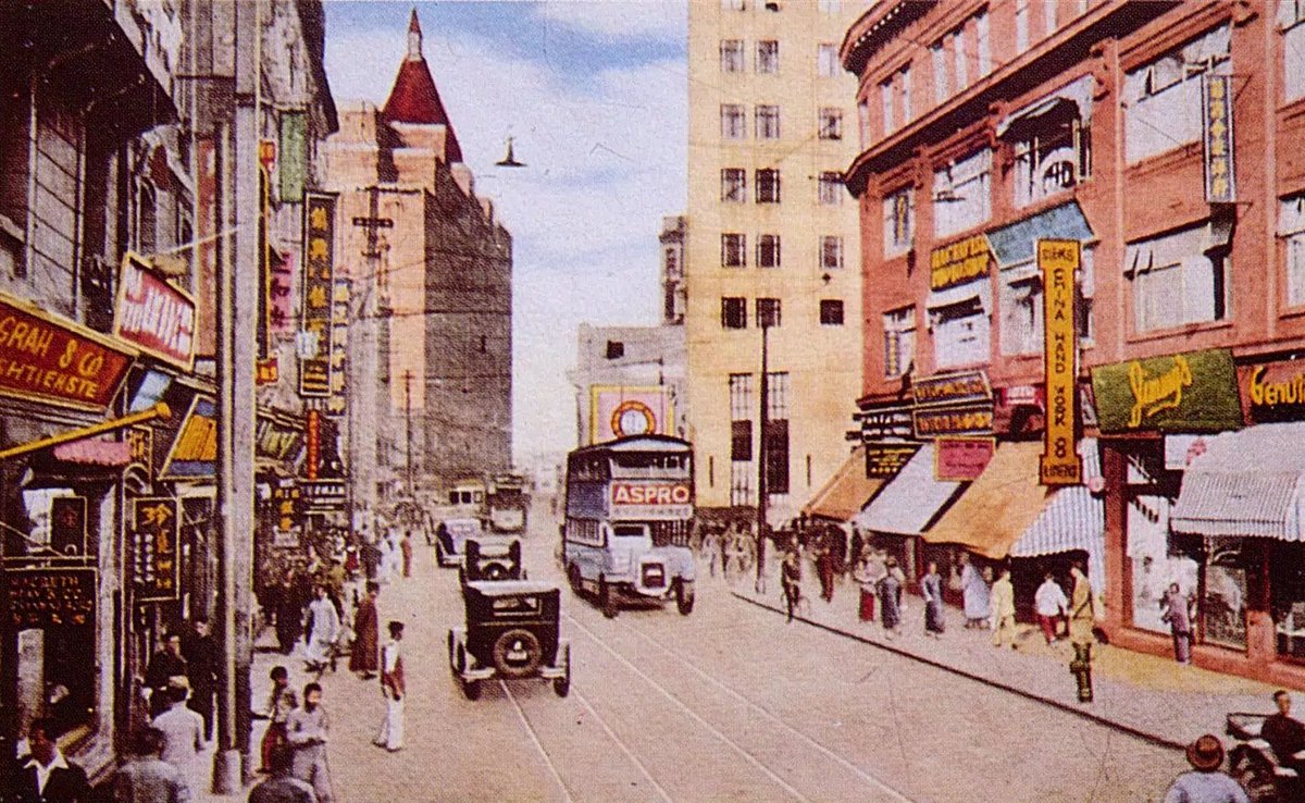 A Shanghai public bus with an Aspro ad, driving along Nanking Rd in the 1930s. In the back we see the Cathay (now Peace) Hotel &amp; to the right the legendary Jimmy's Kitchen, a restaurant chain founded in 1925 &amp; which ran for almost a century in Hong Kong:  scmp.com/magazines/post…
