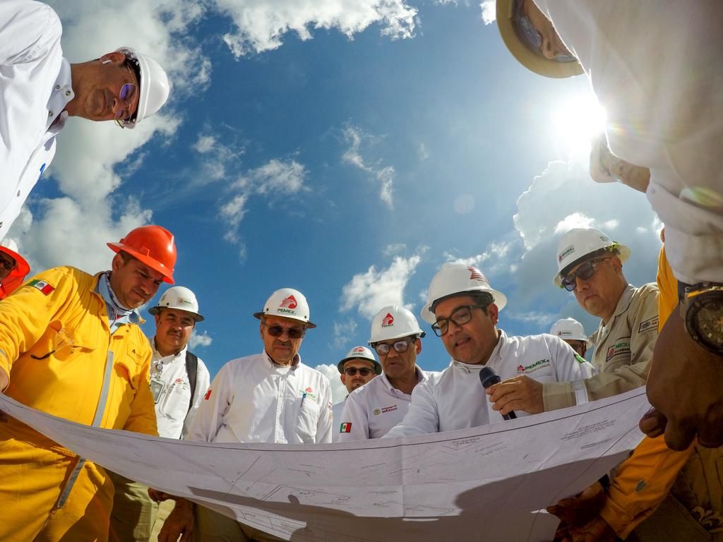 TVTenlinea's tweet photo. #Entérate 🔴 El Director General de @Pemex, @OctavioRomero_O, visitó este martes la localización del pozo Cibix 31 en Jalpa de Méndez, #Tabasco, para supervisar la terminación de dicho pozo y el plan de desarrollo del Campo #Cibix. https://t.co/ymiLyUOj95