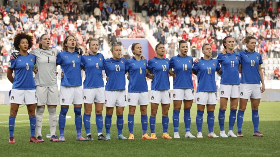 FutFemNews_'s tweet photo. 🔵Le #AZURRE, como se las apoda, lograron clasificar a la máxima cita internacional luego de quedarse con el primer puesto del grupo G en las ELIMINATORIAS europeas. Llegaron a 9 TRIUNFOS y una sola caída en 10 juegos, de los cuales el último fue victoria por 1 a 0 vs RUMANIA. 🇷🇴 https://t.co/fdcUHx1hhh