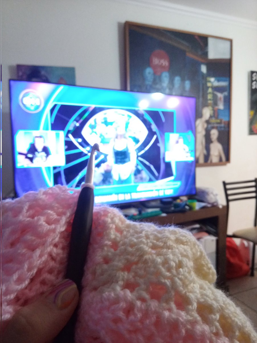 JacqueMoyano's tweet photo. Aquí tejiendo y viendo #GranHermanoCHV @ClaudioMichaux https://t.co/fTG3l77Cp5