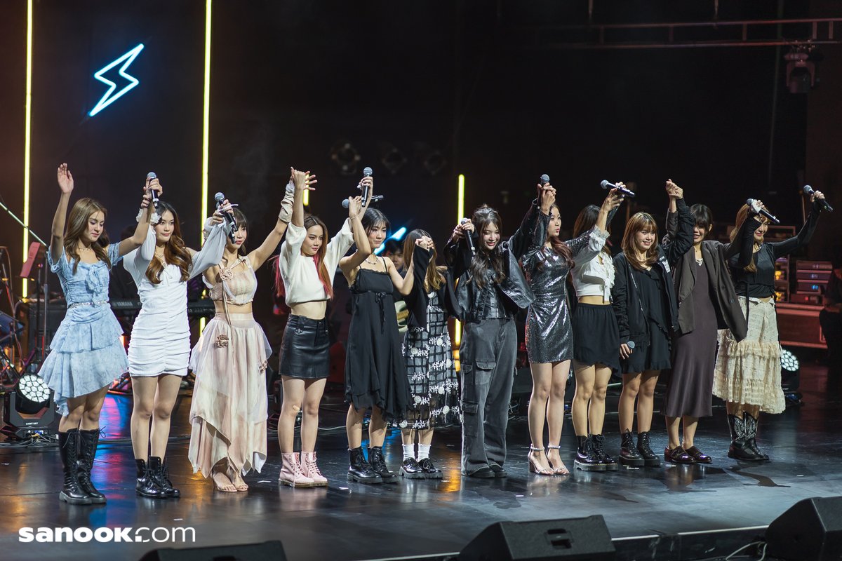 Sanook's tweet image. ผ่านไปแล้วสำหรับงาน #OPENCAMPCONCERT2023 ที่สมาชิก #INDYCAMP รุ่นแรกและรุ่น 2 อย่าง #Pepo_mellfias #WeeBNK48 #SatchanBNK48 #PandaBNK48 #StangBNK48 #NineBNK48 #KaofrangBNK48 #MyyuBNK48 #MarminkCGM48 #FortuneCGM48 #NenieCGM48 #MilkCGM48 มารวมตัวกัน 

#Sanook #SanookMusic…