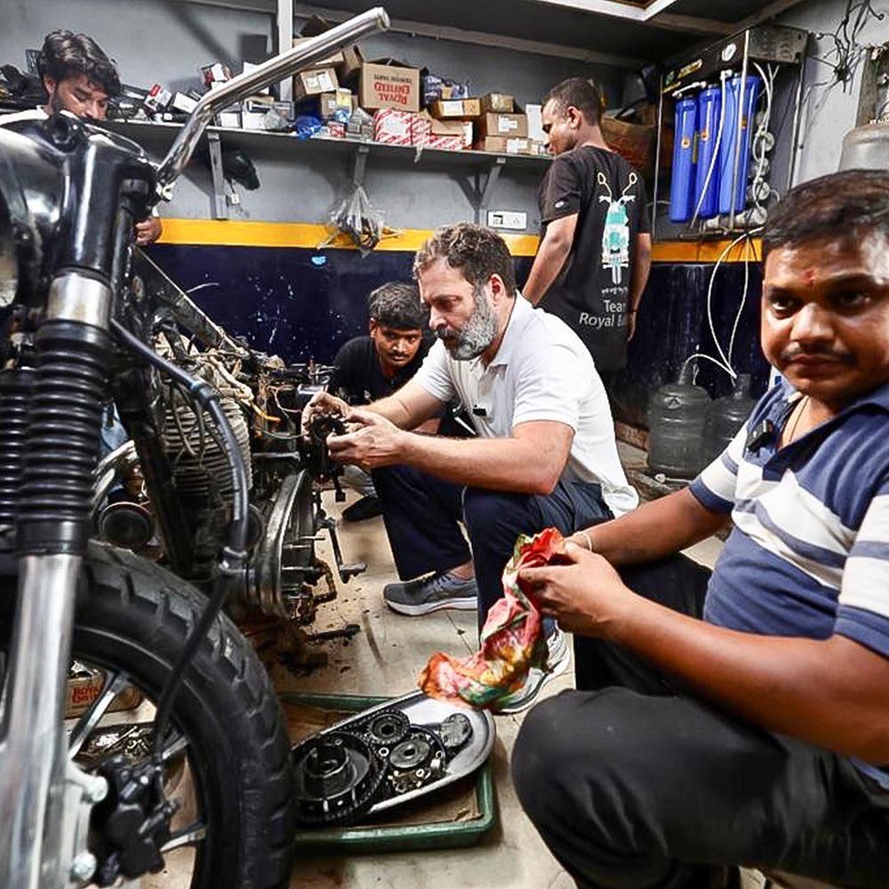 बाइक मैकेनिकों के साथ राहुल गांधी