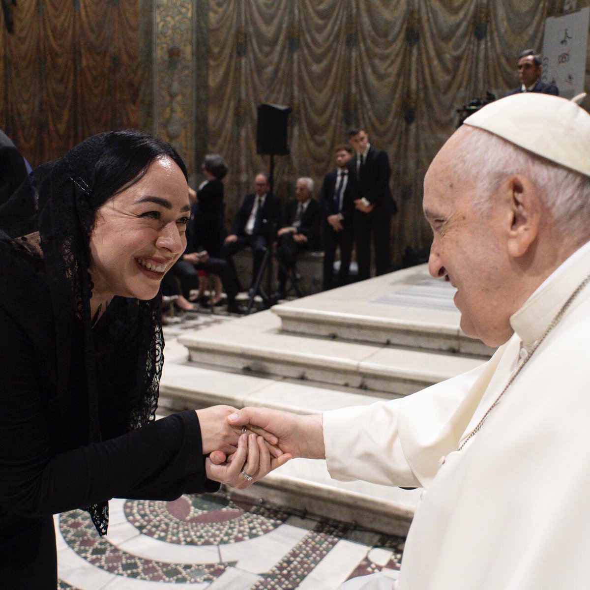 CarlaMorrisonmx's tweet photo. Jamás imaginé que algo de esta magnitud me sucediera a mi 🙏🏼🥹❤️✨ su manita era suave suave, su sonrisa noble y su mirada llena de alegría y bienvenida🤍✨ El Papa Francisco ahí nos recibió a los 200 artistas invitados de todo el mundo, con paciencia y calma nos saludó a cada uno de nosotros. Yo personalmente no practico ninguna religion pero soy una persona sumamente espiritual y se el valor que tiene esto, la invitación que me hizo el Vaticano y sus razónes: que hago música con el corazón y traduzco todo lo bueno que existe en esta vida de modo misterioso en mi música, ósea el amor❤️ que continuará siempre, así, trabajando con mi corazón. Que honor, muchísimas, muchísimas gracias por esta experiencia tan de lo más bella e inolvidable 🙏🏼🤍✨
