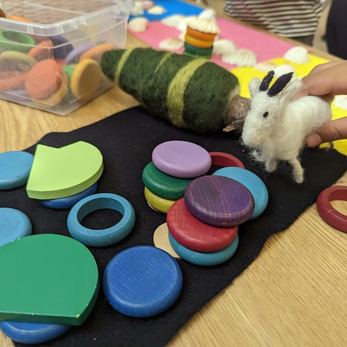 WHIL36_library's tweet photo. Collab time with Div 32! Ms. S shared an oral story she learned from #stólōnation, The Mischievous Cubs, then students retold the story using loose parts &amp; beautiful felt materials created by a local Indigenous artist 🧡 #oralstorytelling #sd36tl #sd36learn #kinderchat https://t.co/RNqY7XsvrK