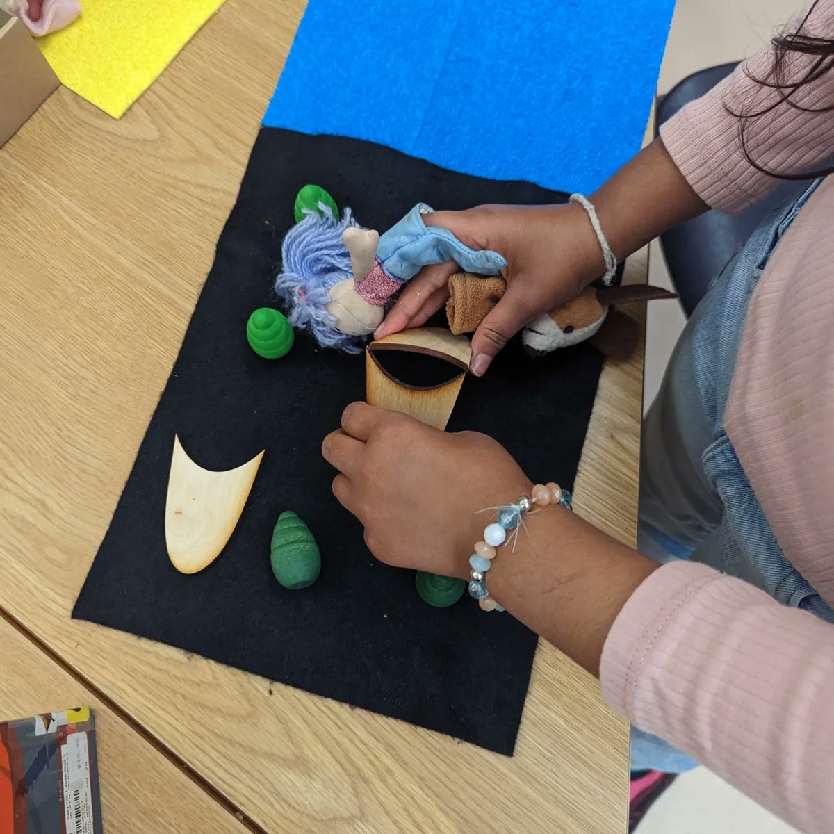 WHIL36_library's tweet photo. Collab time with Div 32! Ms. S shared an oral story she learned from #stólōnation, The Mischievous Cubs, then students retold the story using loose parts &amp; beautiful felt materials created by a local Indigenous artist 🧡 #oralstorytelling #sd36tl #sd36learn #kinderchat https://t.co/RNqY7XsvrK