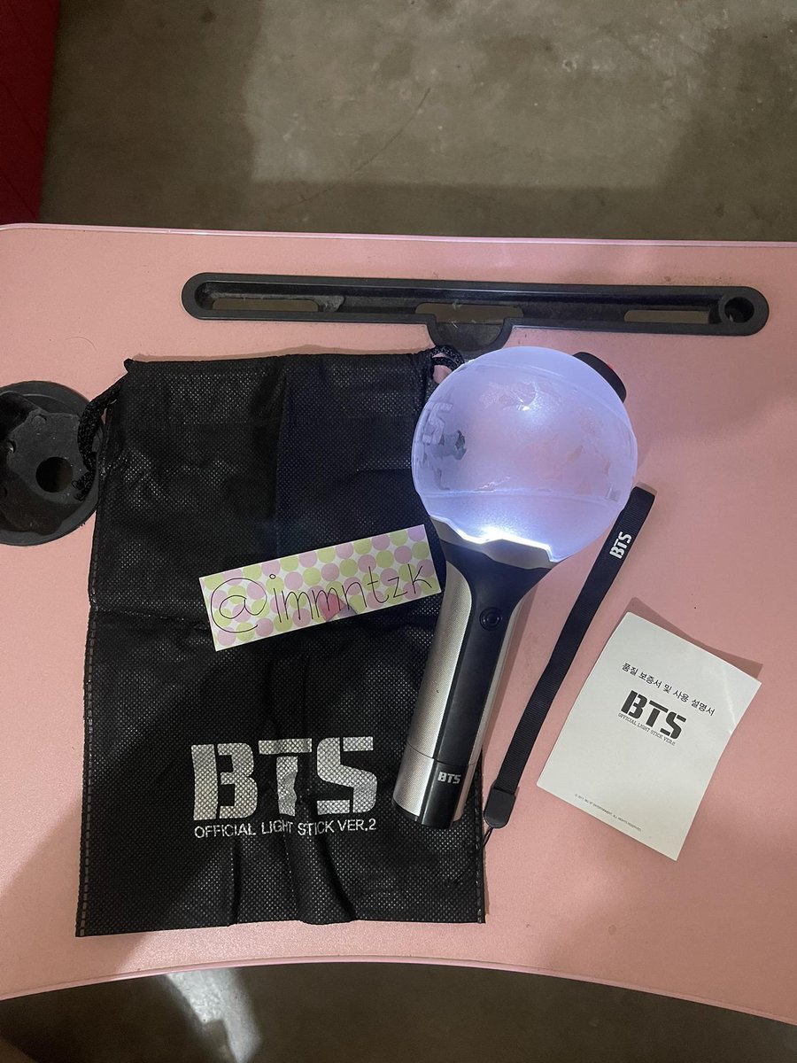 _tzuberry's tweet photo. #syvsells | wts lfb official bts army bomb ver2
complete inclusions:  box, lightstick, strap, pouch bag
minimal issues: dented box, medyo maluwag battery holder just make sure battery is all the way in
selling for 800 3 days dop, 750 if payo + lsf + free pf
loc: bicol https://t.co/9F9cS9YqaG