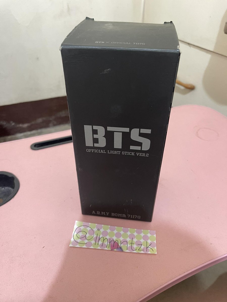 _tzuberry's tweet photo. #syvsells | wts lfb official bts army bomb ver2
complete inclusions:  box, lightstick, strap, pouch bag
minimal issues: dented box, medyo maluwag battery holder just make sure battery is all the way in
selling for 800 3 days dop, 750 if payo + lsf + free pf
loc: bicol https://t.co/9F9cS9YqaG