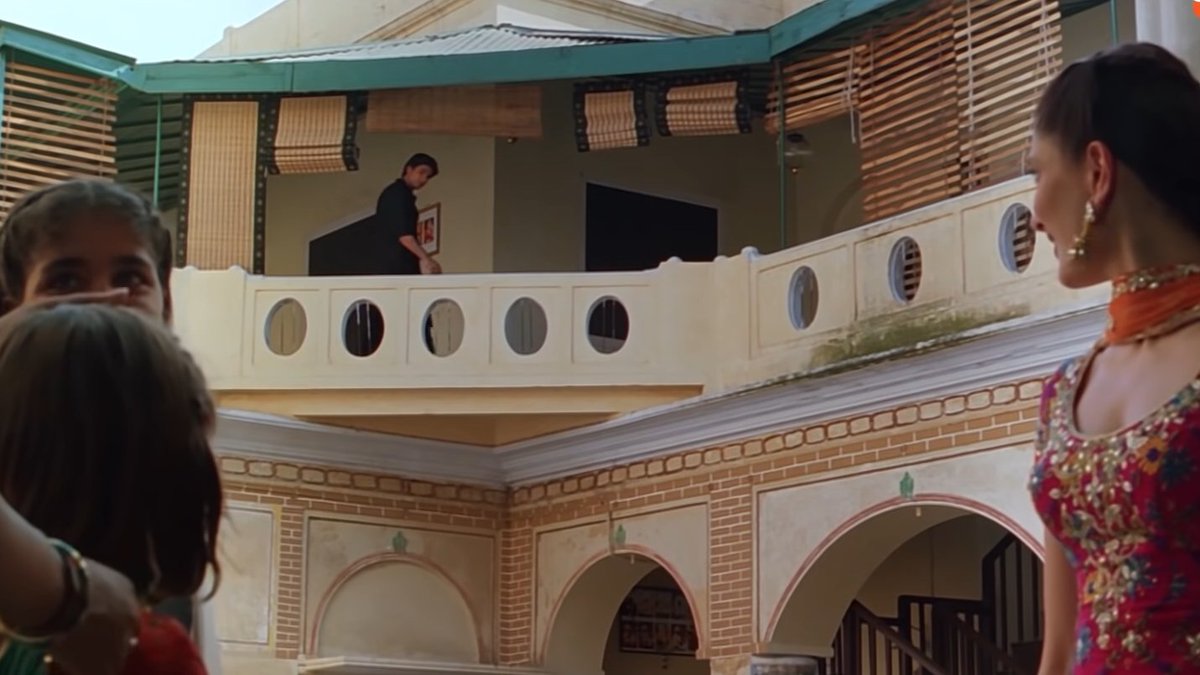 theIunchbox's tweet photo. shahid kapoor and kareena kapoor in jab we met (2007) https://t.co/jxvVX0oxB3