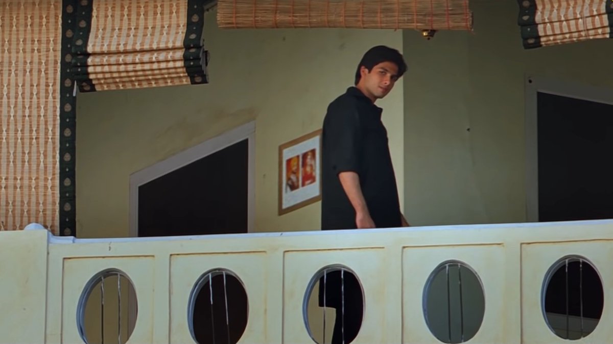 theIunchbox's tweet photo. shahid kapoor and kareena kapoor in jab we met (2007) https://t.co/jxvVX0oxB3