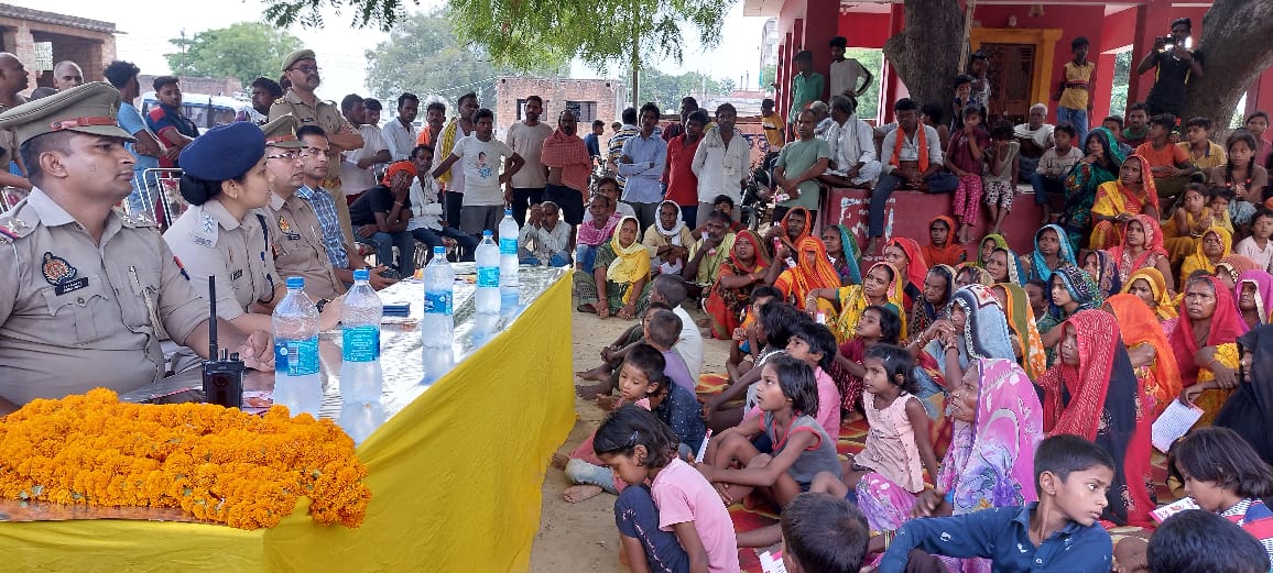 AdcpwomencVNS's tweet photo. @AdcpwomencVNS एसीपी महिला अपराध प्रज्ञा पाठक के नेतृत्व में "मिशन शक्ति दीदी अभियान" के तहत थाना शिवपुर में चौपाल के जरिए महिलाओं/बालिकाओं को उनके अधिकार, कानून व प्रदेश सरकार की सहायता हेल्प लाइन के साथ सम्मान से जुड़ी योजनाओं की जानकारी दी।
@CMOfficeUP
@dgpup
@Uppolice https://t.co/Df9uOxYKti