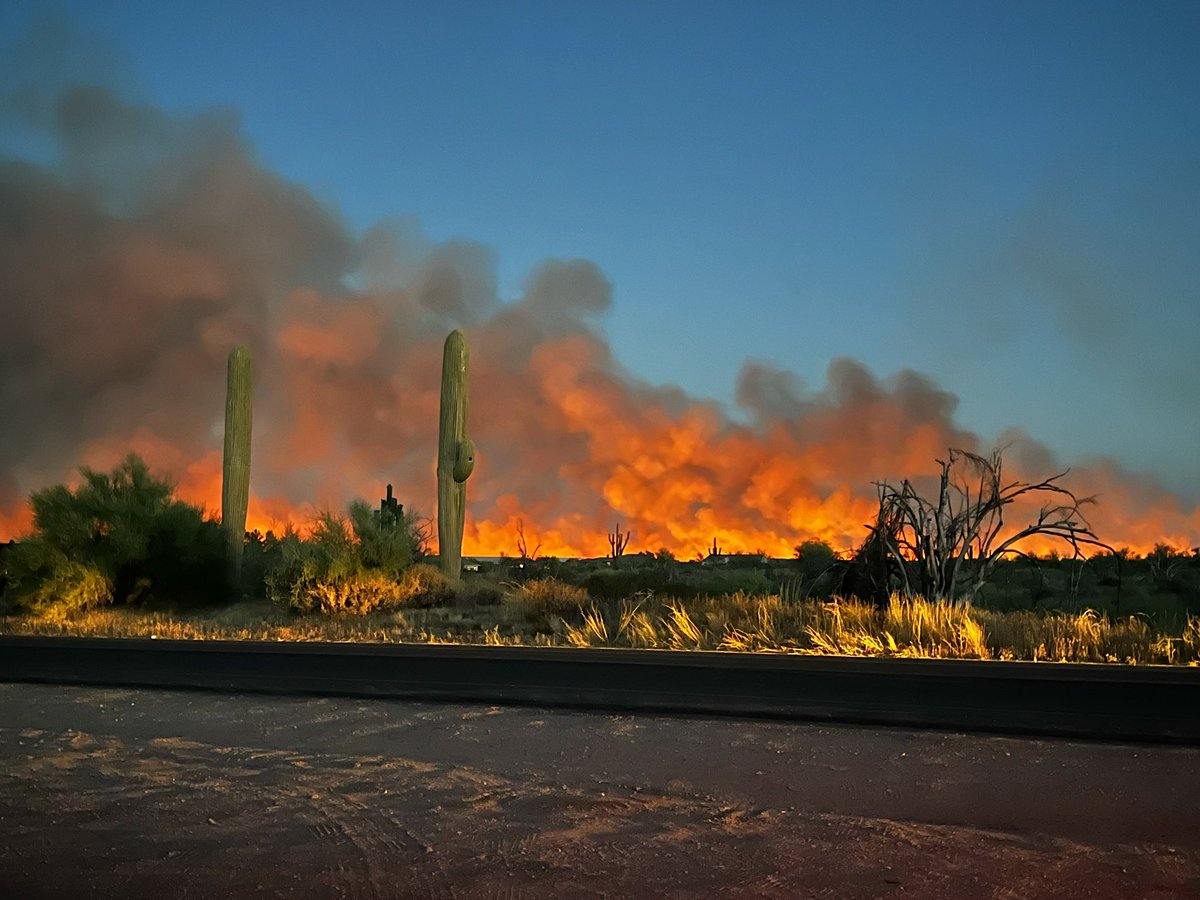 Thoughts & Prayers to those affected by the #DiamondFire  A very appreciated response from all the first responders & those helping save the horses/livestock in the area! #thankyou #besafe #azwildfire #fireseason @abc15