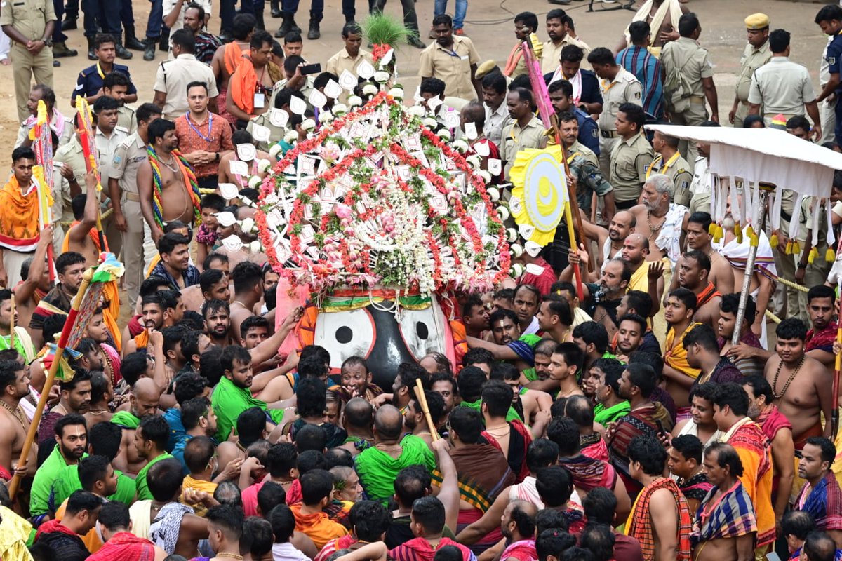 Glimpses of Pahandi rituals of Holy Trinity on the occasion of #BahudaYatra 

#BahudaJatra #BahudaYatraWithOTV #RathYatra2023 #Odisha 

(Photo credit-Rakesh Roul)