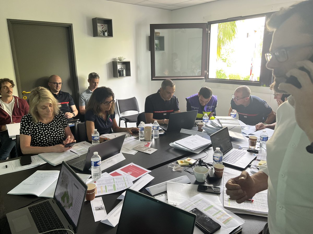 sandrinegelot's tweet photo. Se préparer aux événements est une nécessité ! 
Hier, la ville de @longjumeau, 2 autres communes du bassin et le @siahvy ont participé avec @riscrisesoff et le @sdis91 à un exercice inondation pour vérifier et améliorer les procédures du PCS. #Gestiondesrisques https://t.co/K5wTFX2rKC