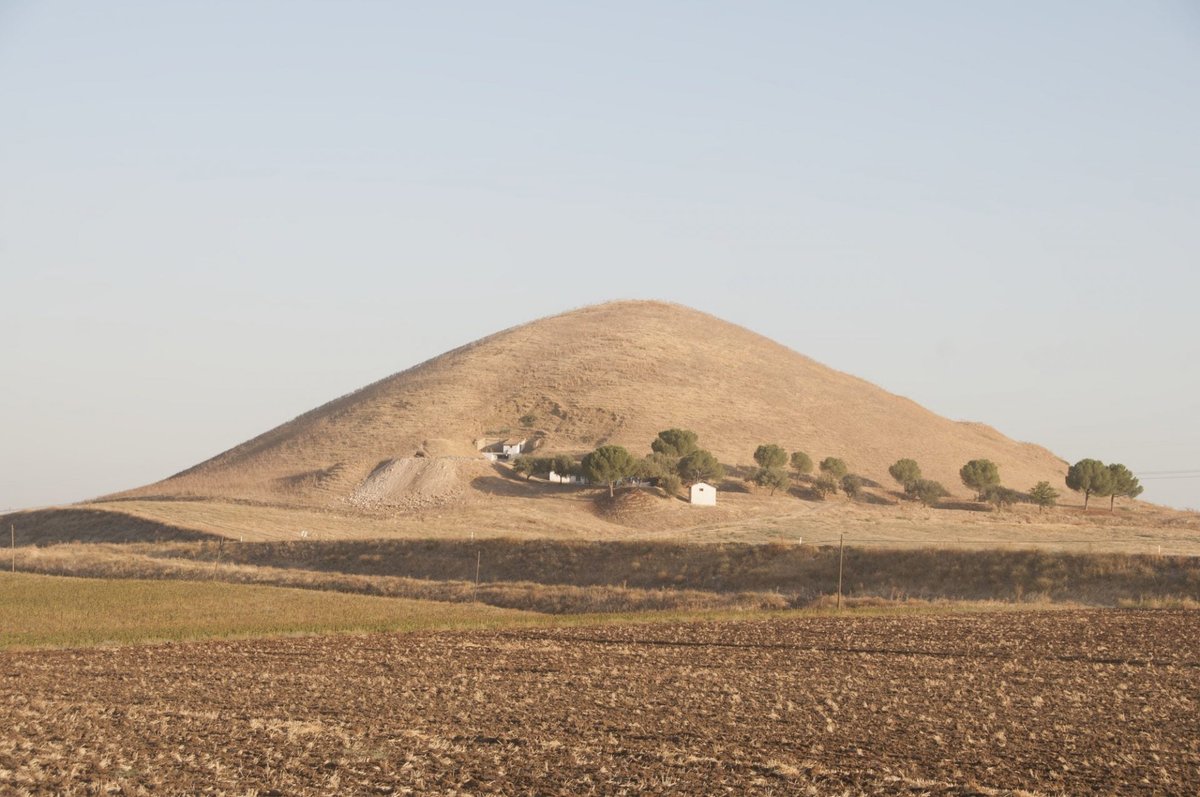Akhisar'ı Salihli'ye bağlayan bir otoyol var, Gölmarmara ilçesinin boş tarım arazilerinden geçer.

Yol boyunca sağa sola bakmayı ihmal etmezseniz yeryüzündeki en büyük (Giza platosundan bile büyük) arkeolojik mezar alanını görürsünüz.

Adı Bintepeler. Şu şekil 117 tepe-mezar var.