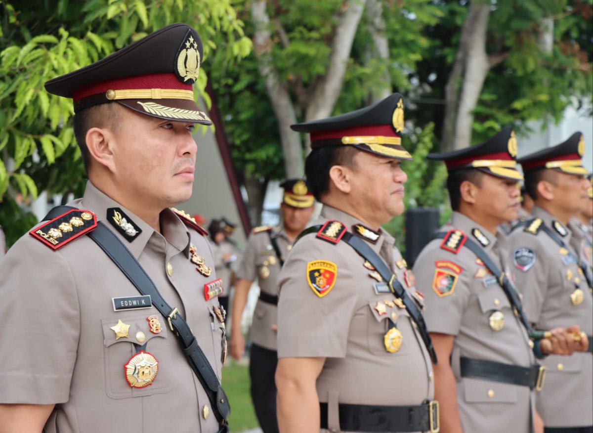 winardy98's tweet photo. Dalam rangka Hari Bhayangkara 77, hari ini kami ziarah ke Taman Makam Pahlawan di Banda Aceh, merenungkan pengabdian di Polda Aceh untuk Polri Presisi, apakah sudah kinerja terbaik & profesional sudah diberikan? Niat tulus demi Indonesia Maju 💪🏻🫡
#winardy98 #polripresisi #poldaaceh #acehlonsayang