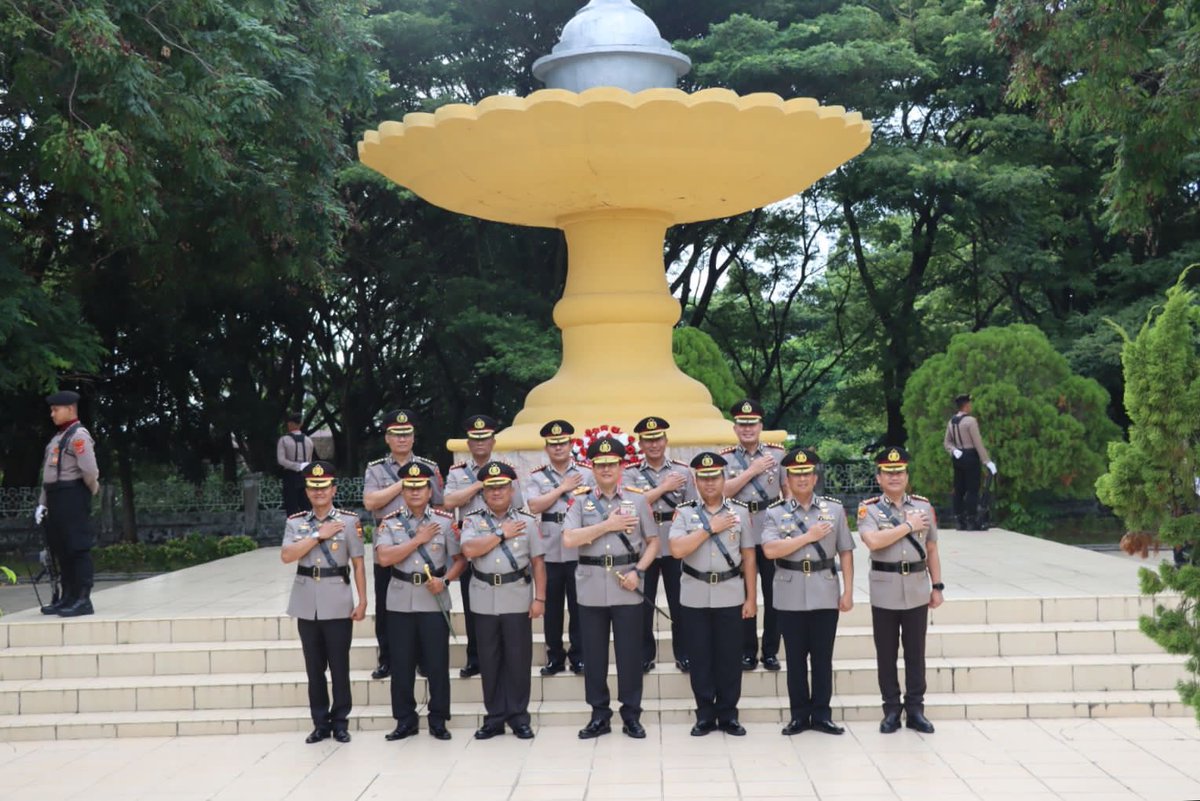 winardy98's tweet photo. Dalam rangka Hari Bhayangkara 77, hari ini kami ziarah ke Taman Makam Pahlawan di Banda Aceh, merenungkan pengabdian di Polda Aceh untuk Polri Presisi, apakah sudah kinerja terbaik & profesional sudah diberikan? Niat tulus demi Indonesia Maju 💪🏻🫡
#winardy98 #polripresisi #poldaaceh #acehlonsayang