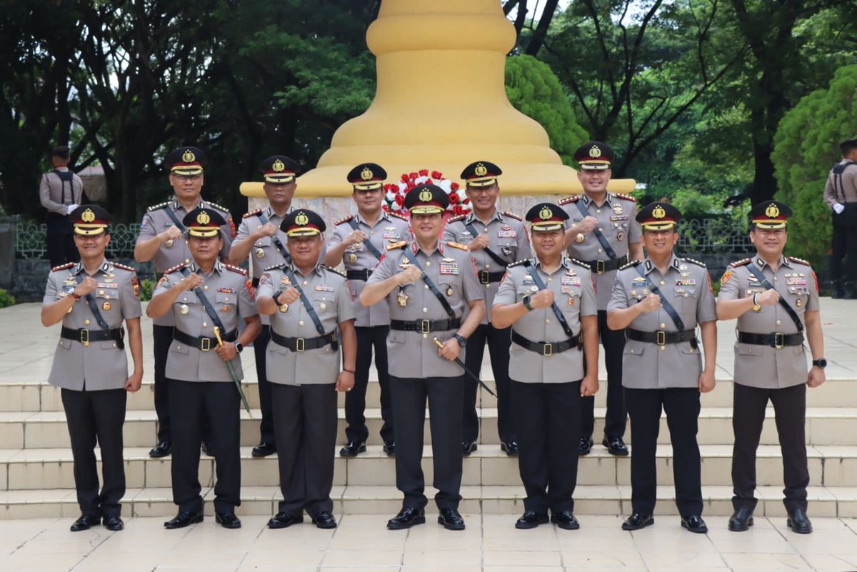 winardy98's tweet photo. Dalam rangka Hari Bhayangkara 77, hari ini kami ziarah ke Taman Makam Pahlawan di Banda Aceh, merenungkan pengabdian di Polda Aceh untuk Polri Presisi, apakah sudah kinerja terbaik & profesional sudah diberikan? Niat tulus demi Indonesia Maju 💪🏻🫡
#winardy98 #polripresisi #poldaaceh #acehlonsayang