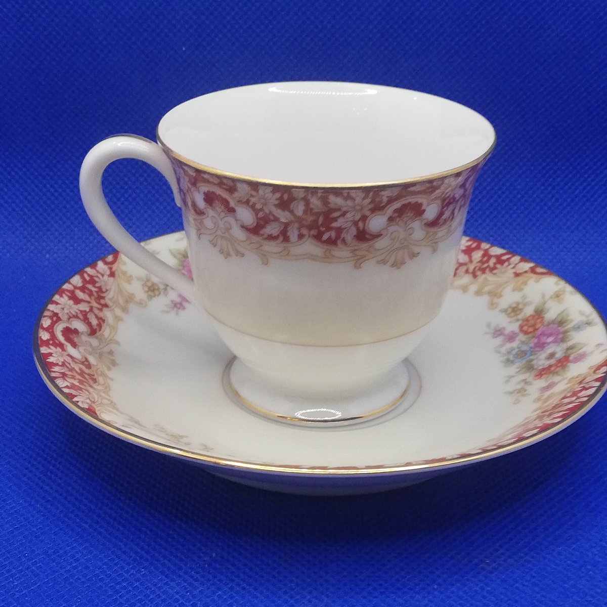 A beautiful tea cup and saucer, from the Japanese maker Noritake. A pure gem of a classic design  #teacup #teadrinker #tealover #finestchina #vintagetableware