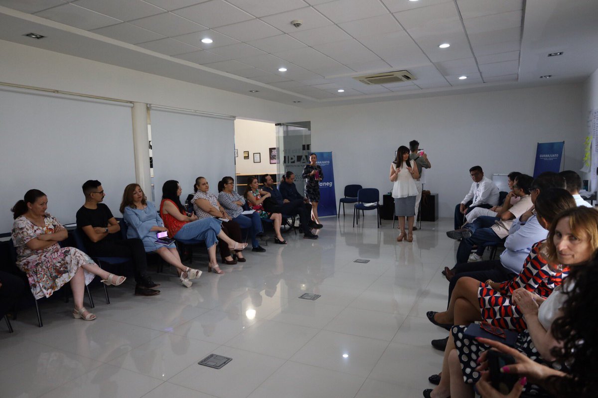 GracielaAmaro22's tweet photo. Llevamos a cabo una sesión de trabajo con #ILPES-@cepal_onu el equipo #Iplaneg y personal de @SedeshuGto @INGUDIS @JuventudEsGto @IMUGto para abordar la metodología que facilite la participación ciudadana en los talleres para la actualización del #PlanGTO #Level2050 @gobiernogto https://t.co/NjIeSwnuss
