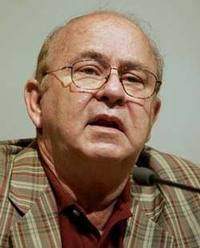 "Descolonizar el gusto es el camino, desalienar las conciencias e ir a lo más profundo d nuestro ser. La tan cacareada posverdad nos ata al pensamiento prelógico y a la barbarie, que no es otra cosa que el neofascismo". 
(Barnet, en el Cjo Nac d la <a href="/UNEAC_online/">UNEAC</a>) #CubaEsCultura