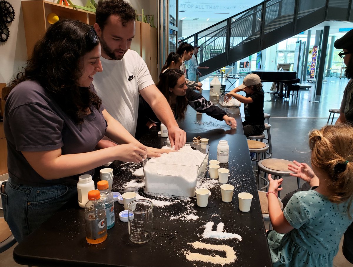 Had an absolute blast at the 'Meet an Inventor' day at Cade's Museum, Gainesville! 🧪 It was incredible to see the excitement and curiosity in the children's eyes as they witnessed some mind-blowing polymer experiments. 🔬🔥 @UFChemistry @ButlerPolymer